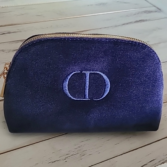DIOR Beauty - 2023 Holiday Trousse Pouch in navy blue velvet - Picture 1 of 7